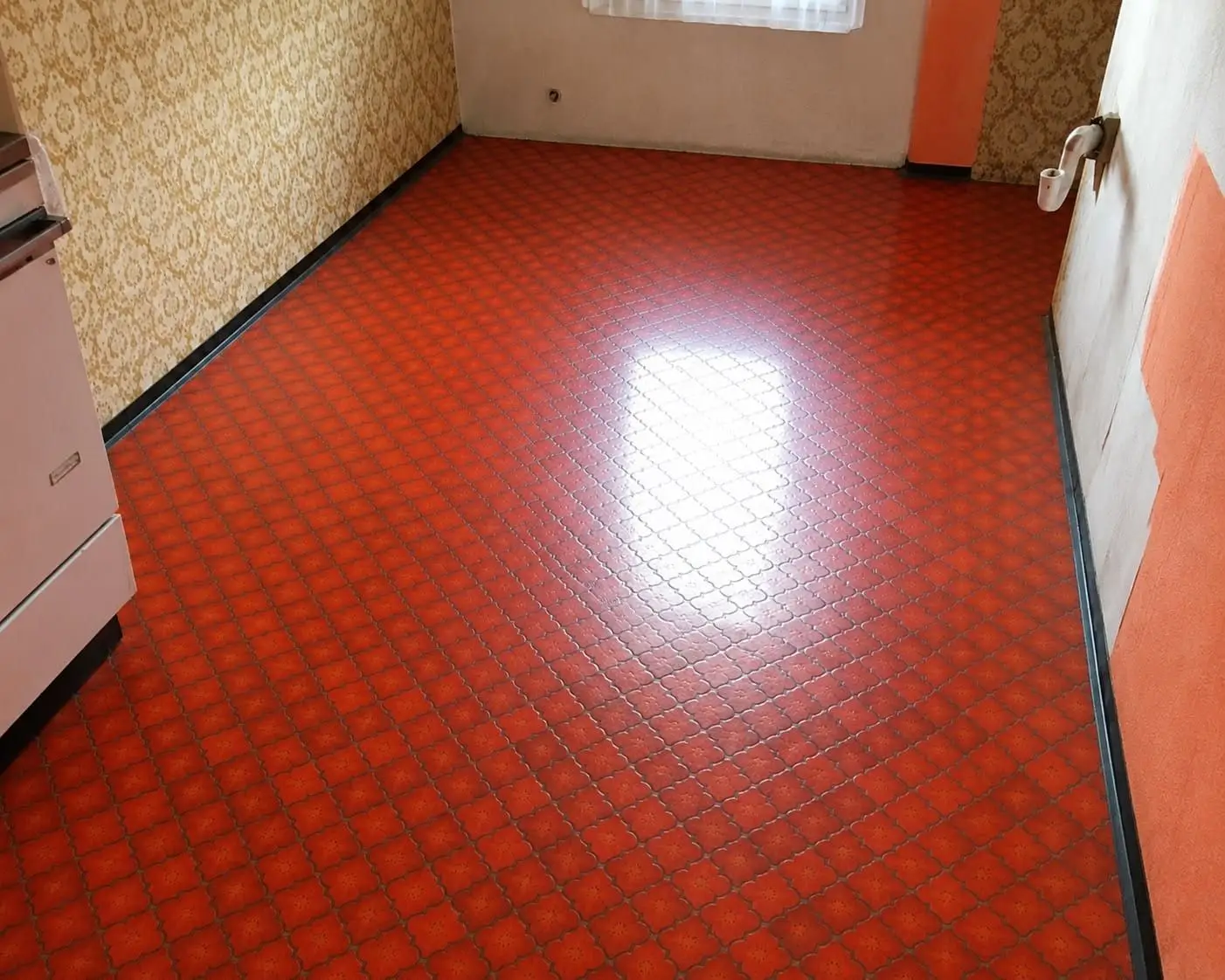 Alter, gemusterter Cushion-Vinyl-Bodenbelag (PVC) in einem Raum vor der Entfernung